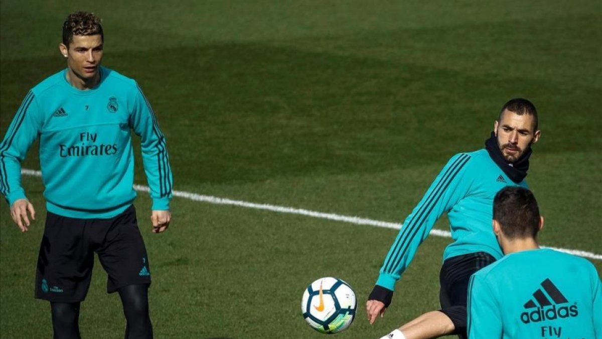Cristiano Ronaldo y Benzema, durante el entrenamiento de este martes en la ciudad deportiva blanca. /-EFE