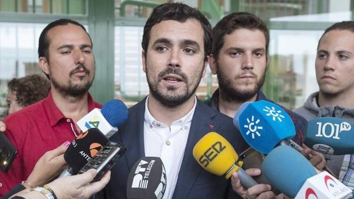 Alberto Garzón se dirige a los medios, el pasado domingo, tras votar en El Rincón de la Victoria (Málaga).-Foto: EFE / JORGE ZAPATA