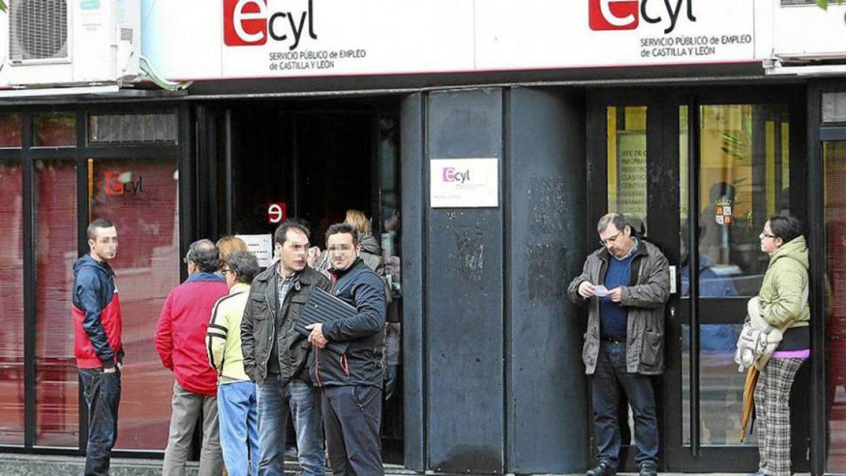 Un grupo de personas a la puerta de una oficina de empleo.-ECB