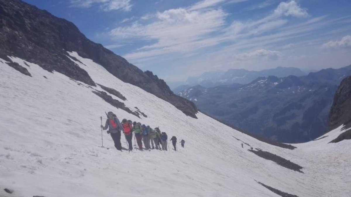 Imagen de los montañeros burgaleses en una de las ascensiones que realizaron hace escasas semanas.-