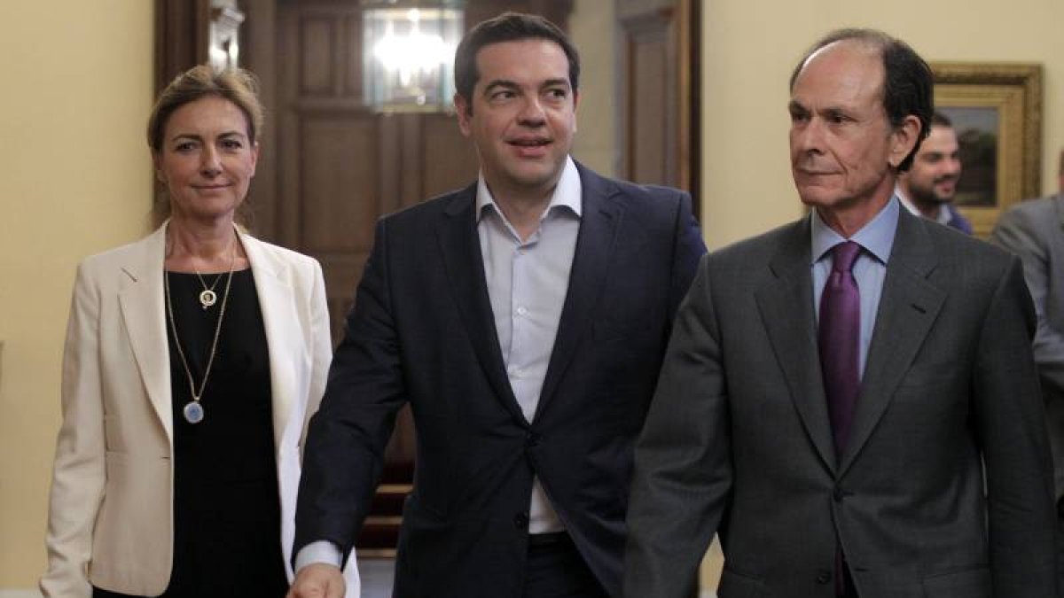 El primer ministro griego, Alexis Tsipras (c), a su llegada ayer a la sede presidencial para participar en una reunión con líderes políticos en Atenas (Grecia).-Foto: EFE