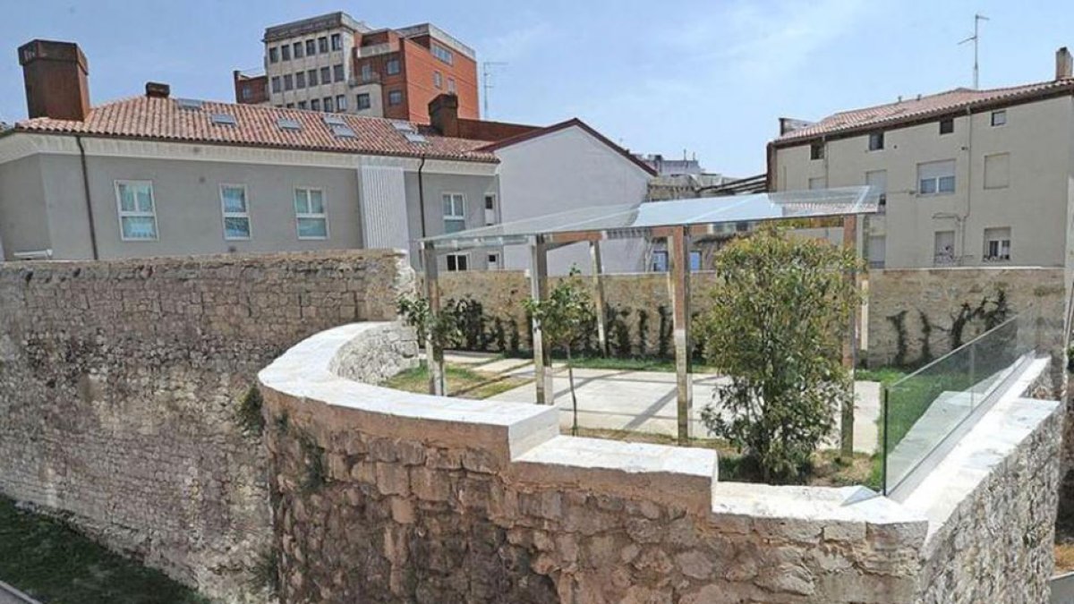 La terraza acristalada está colocada en lo alto de la muralla.-ISRAEL L. MURILLO