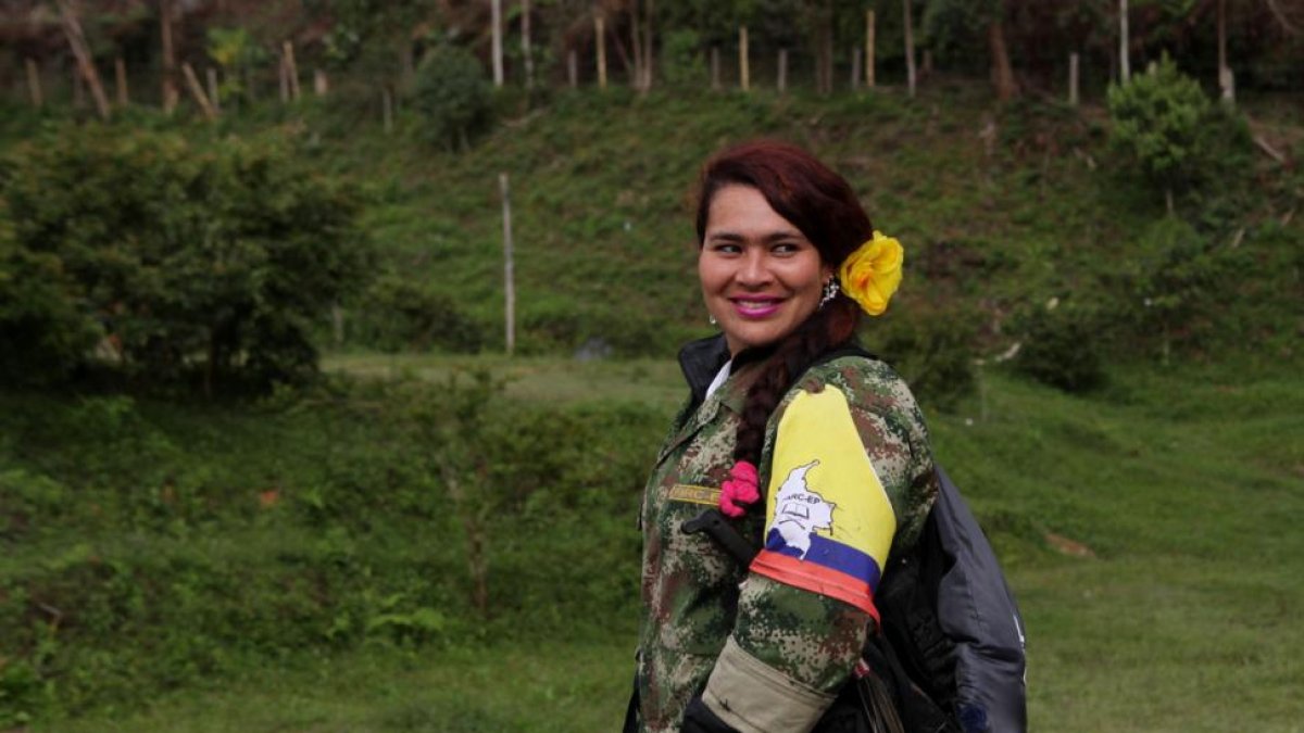 Una guerrillera de las FARC sonríe en el campamento del Bloque Alfonso Cano, en Cauca.-EFE / CHRISTIAN ESCOBAR MORA