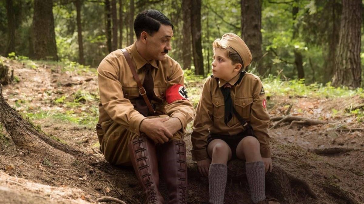 Un fotograma de ’Jojo rabbit’, con Taika Waititi (Hitler) y Roman Griffin Davis (Jojo).-
