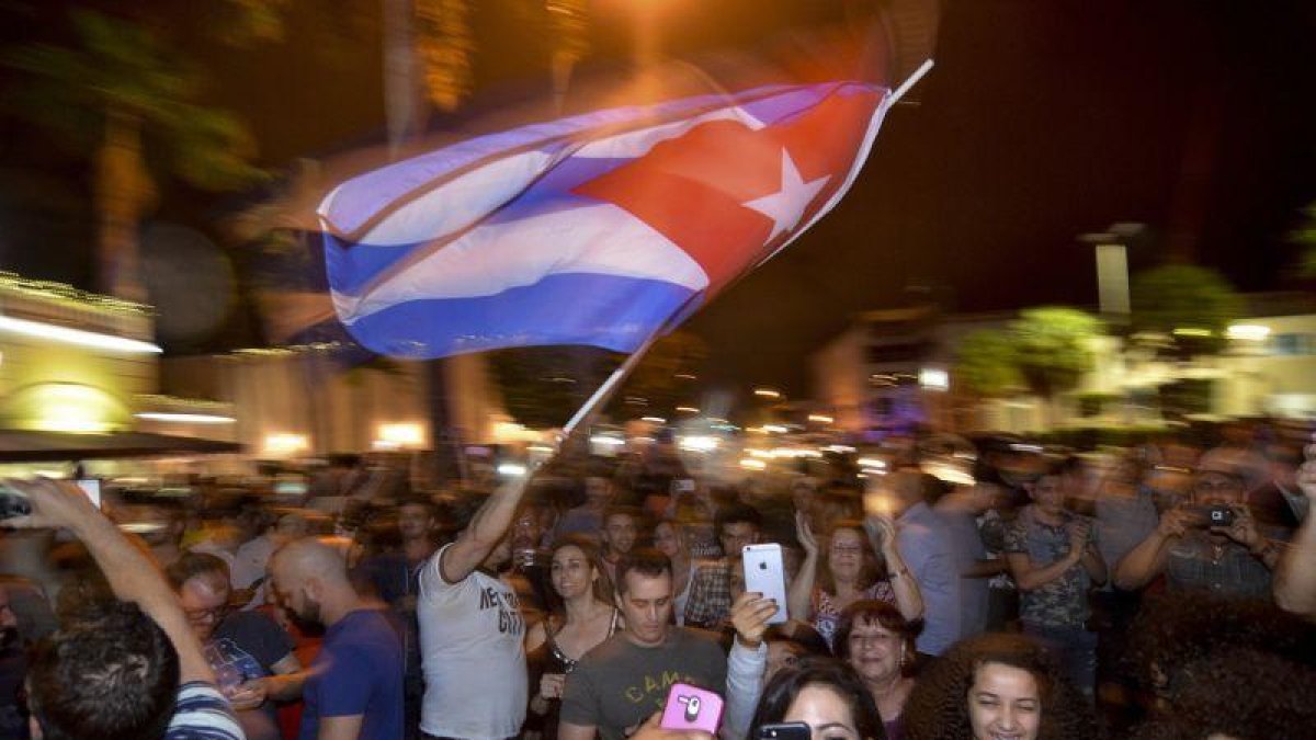 Cientos de cubanos han salido a las calles de la Pequeña Habana (Miami) para celebrar la muerte de Fidel Castro.-EFE / GASTON DE CARDENAS