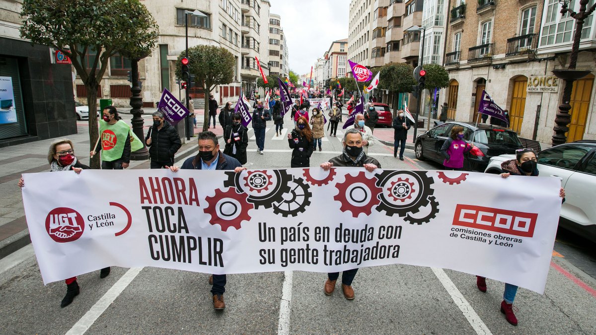 La manifestación del 1 de Mayo por la calle Vitoria tras partir de la plaza del Cid. TOMÁS ALONSO