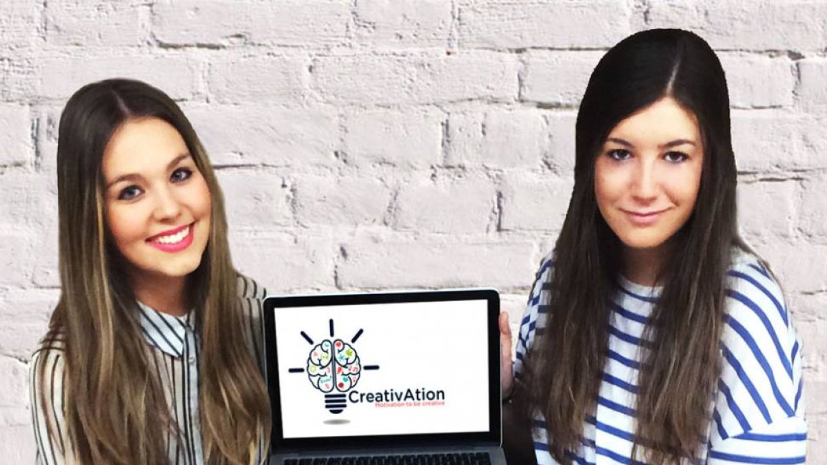 Leyre Yudego (i) y Marta Fontaneda con el logo de su ‘agencia de publicidad’, CreativAtion.-ECB