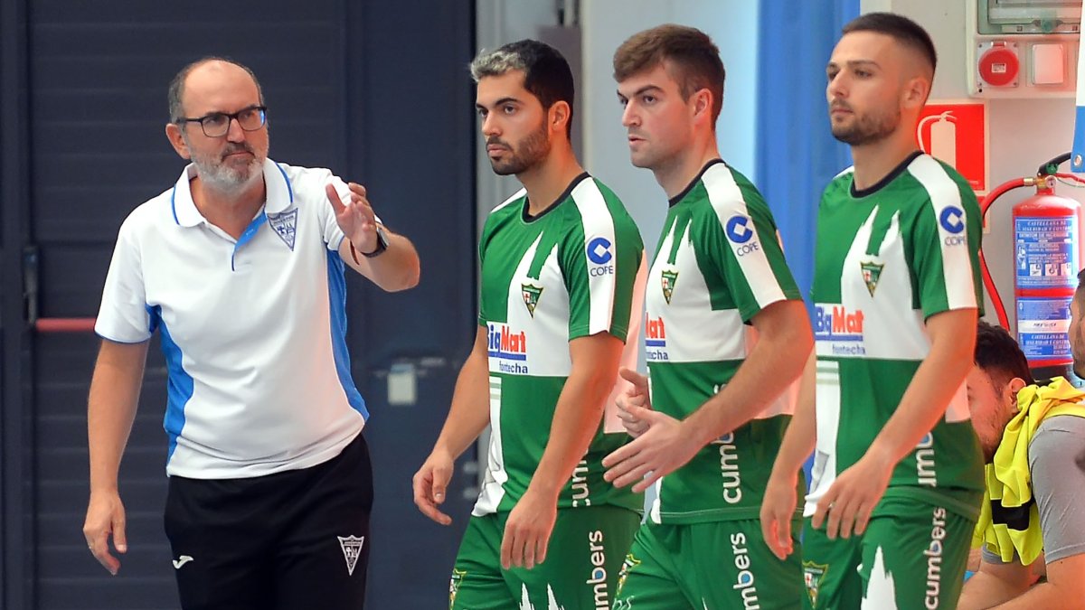 Raúl Zamora da instrucciones a sus jugadores. TOMÁS ALONSO