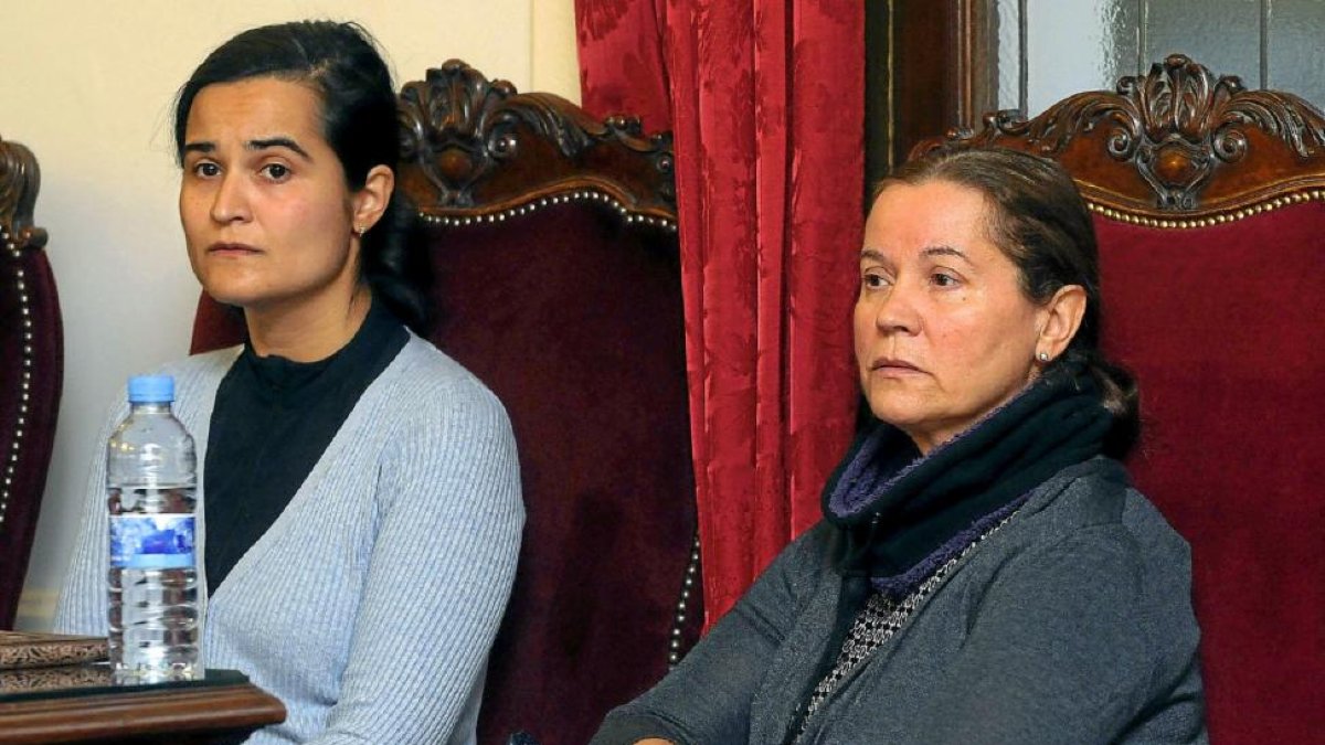 Triana Martínez y su madre Montserrat González, la asesina confesa de Isabel Carrasco, en una imagen de archivo durante el juicio.-J. CASARES (POOL)