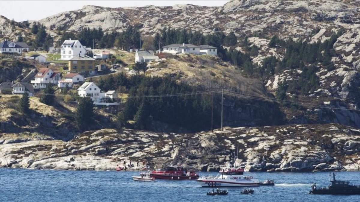 Los equipos de rescate trabajan en la zona donde ha caído el helicóptero.-AP / MARIT HOMMEDAL