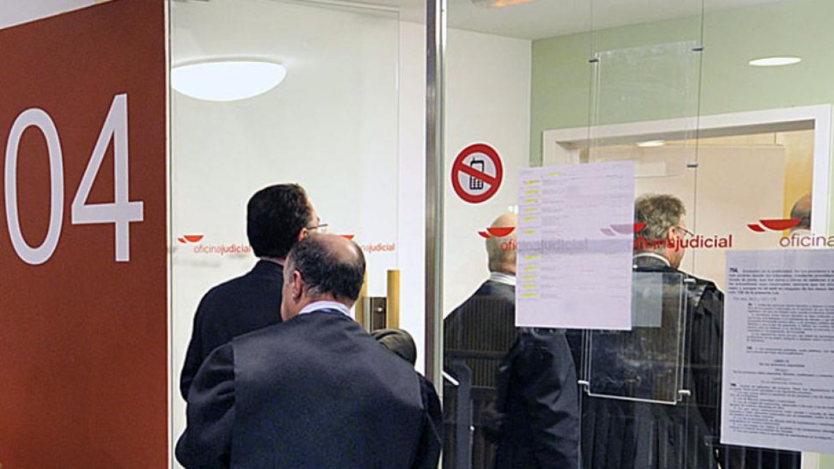 Un grupo de abogados accede a una sala de vistas.-ISRAEL L. MURILLO
