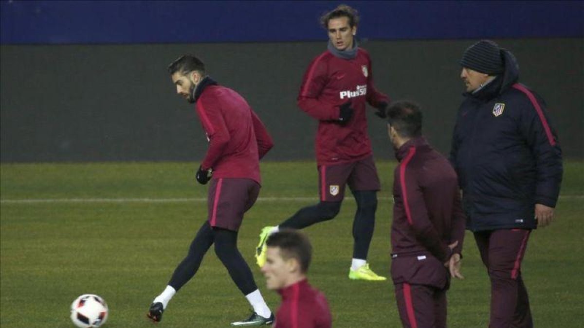 Los jugadores del Atlético se ejercitan en el último entrenamiento antes de la semifinal.-KIKO HUESCA / EFE