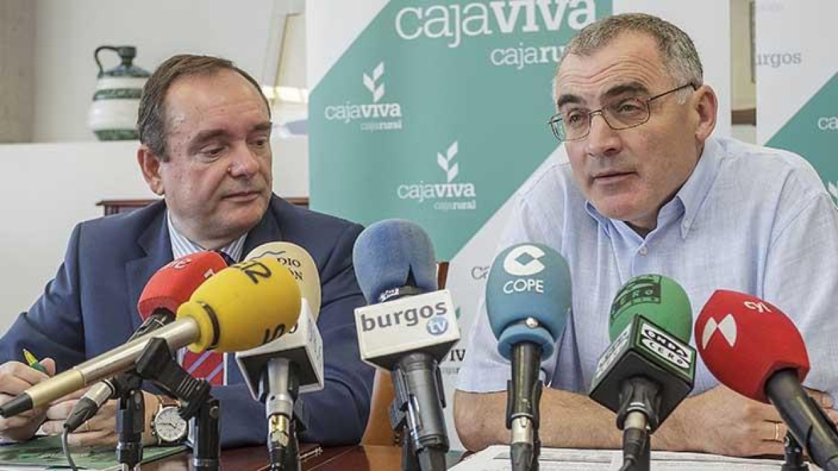 El director general de Cajaviva Caja Rural, Ramón Sobremonte, y el coordinador del Boletín de Coyuntura Económica, José María Calzada, en la presentación.-SANTI OTERO