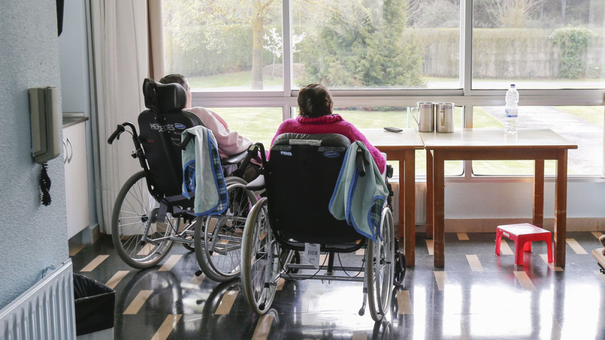 Dos ancianas miran por la ventana en una residencia de mayores. ISRAEL L. MURILLO