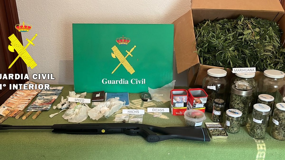 Tras un registro domiciliario se han aprehendido 20 kilogramos de marihuana, 95 gramos de speed, 3’8 gramos de hachís y 1’5 pastillas de éxtasis.