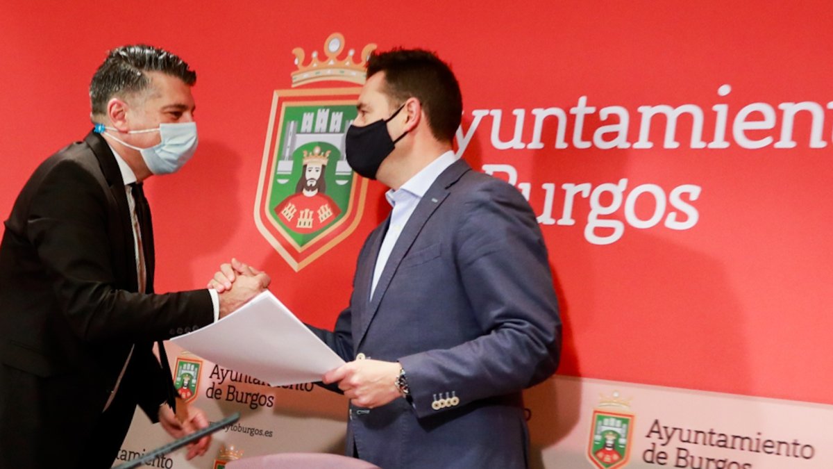 Vicente Marañón y Daniel de la Rosa se saludan antes de comenzar una rueda de prensa. TOMÁS ALONSO