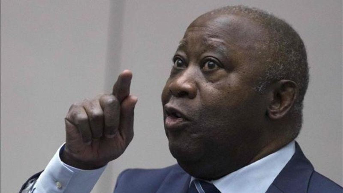 Laurent Gbagbo, expresidente de Costa de Marfil, gesticula en el juicio en la CPI.-PETER DEJONG (AFP)