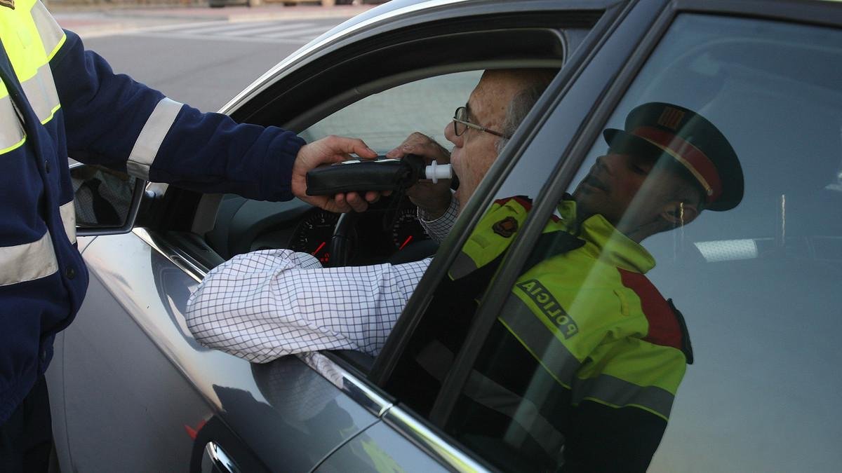 Un control de alcoholemia de los Mossos dEsquadra.-ELISENDA PONS