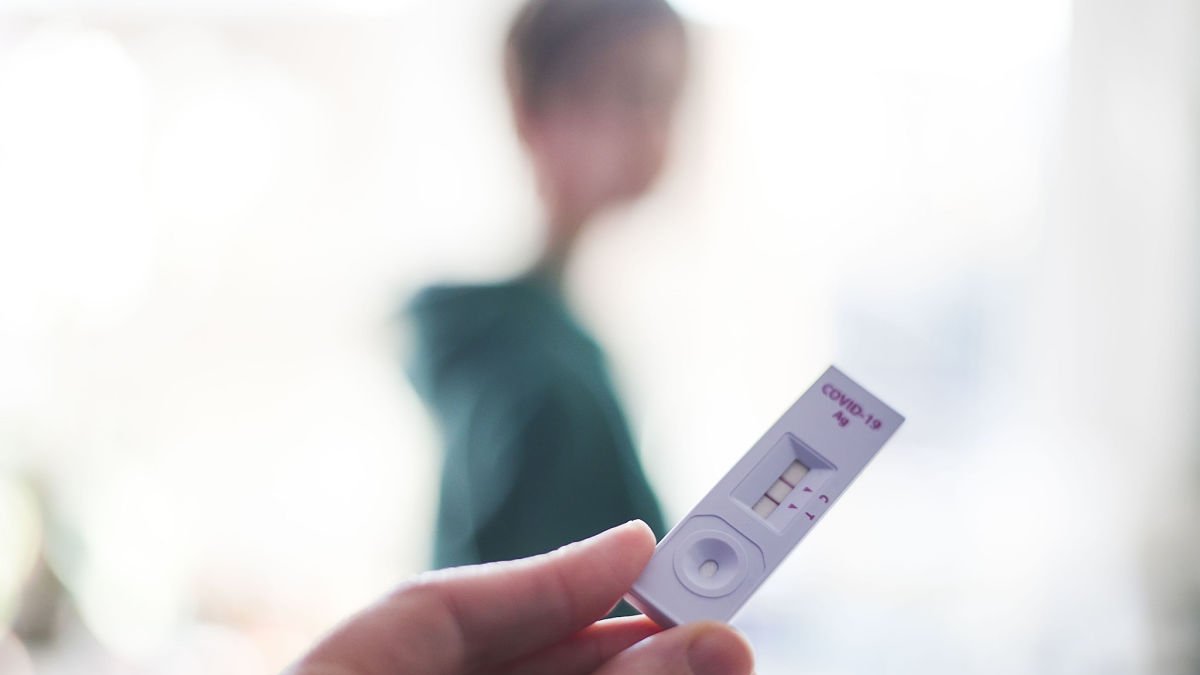 Un test de antígenos comprado en una farmacia burgalesa con resultado positivo. TOMÁS ALONSO