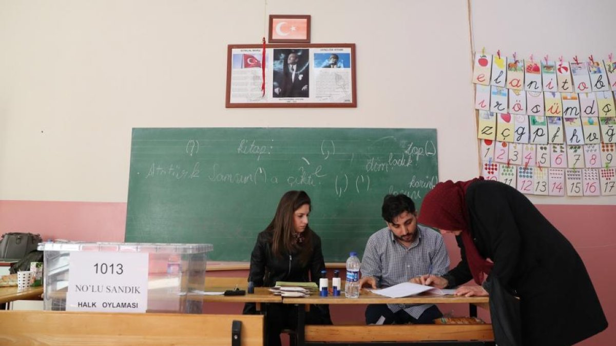 Una votante en su colegio electoral de Estambul.-TOLGA BOZOGLU