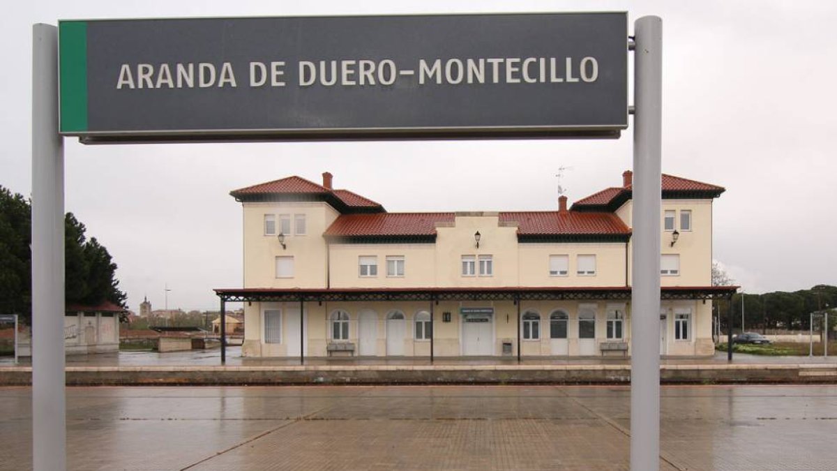 La estación de tren, vías y andenes en Aranda no tienen en la actualidad ningún tránsito.-CITORES
