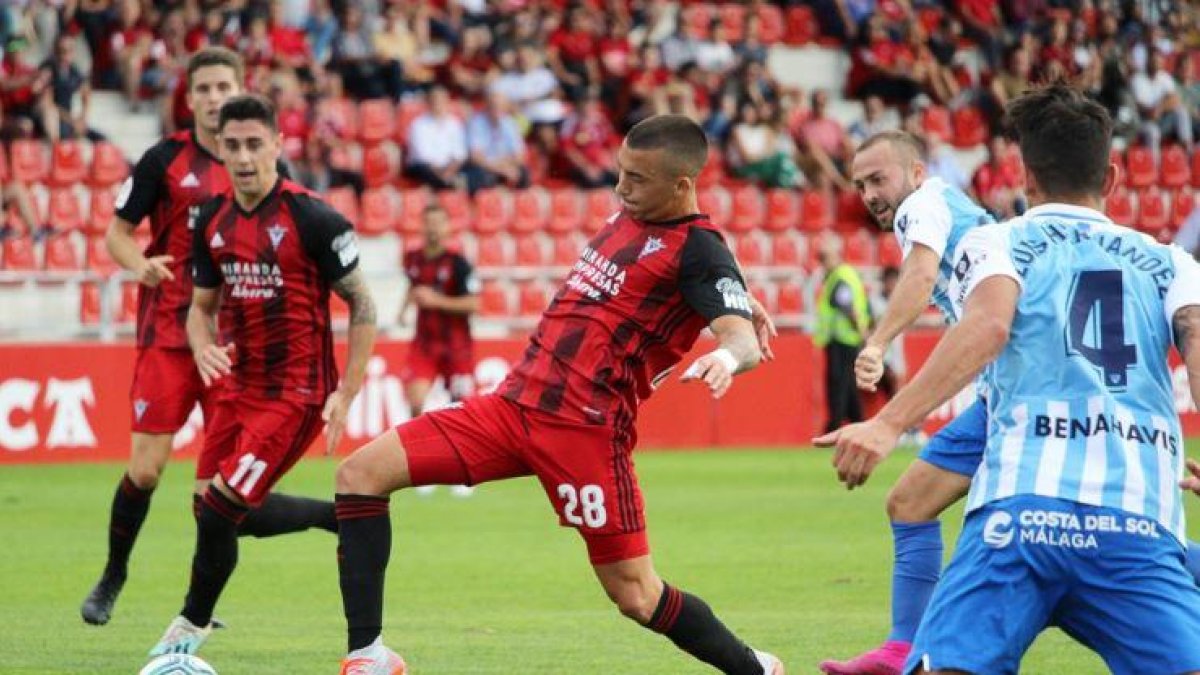 El centrocampista del Mirandés Antonio Sánchez trata de golpear el balón en el choque de ayer contra el Málaga CF en Anduva-La Liga