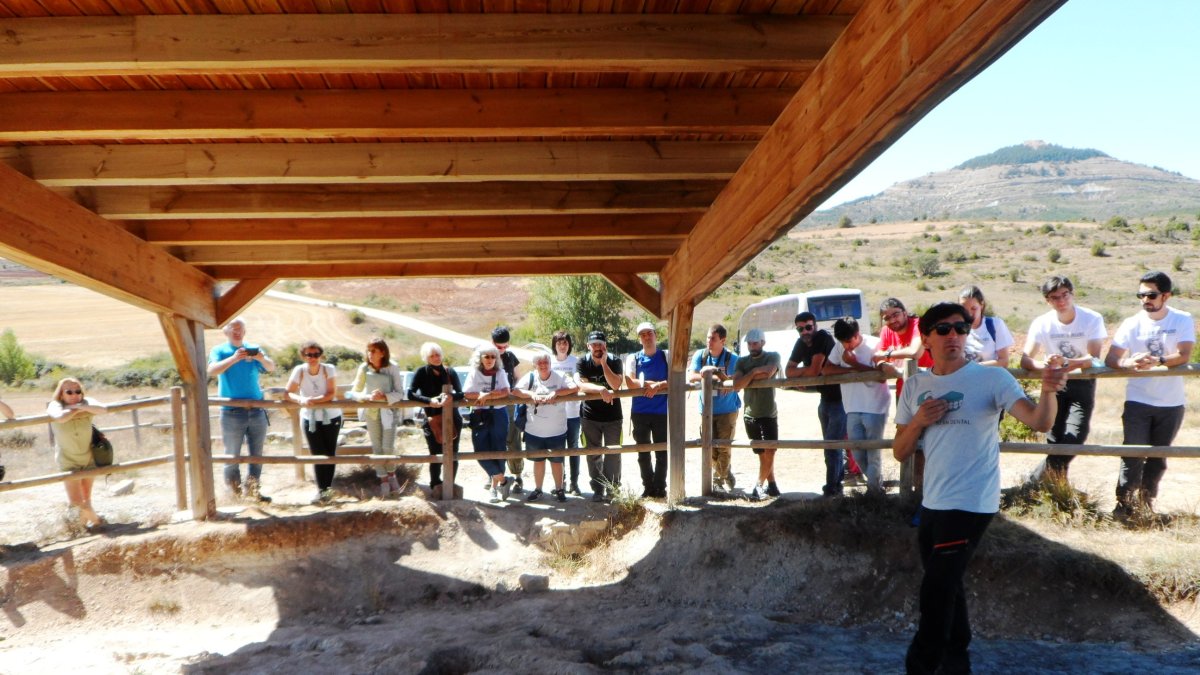 Visita al yacimiento Sereas 7 donde se localizaron las icnitas de Iniestapodus.