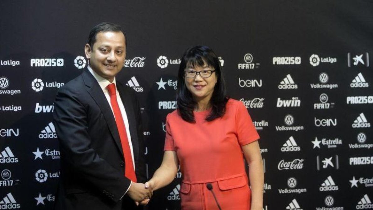 La presidenta del Valencia  Layhoon Chan  junto a su sucesor Anil Murthy en la rueda de prensa en la que ha anunciado que abandona el cargo con fecha 1 de julio.-EFE / KAI FORSTERLING