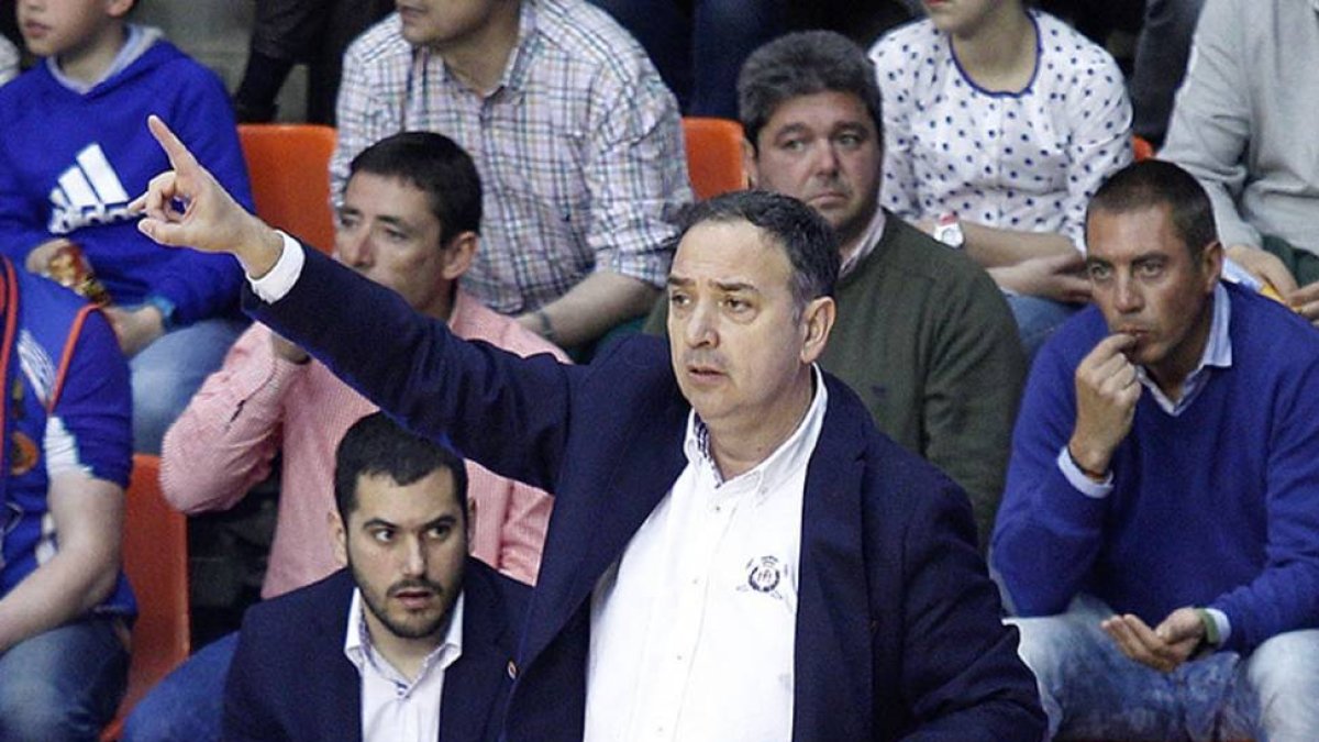 Andreu Casadevall realiza indicaciones durante un partido.-SANTI OTERO