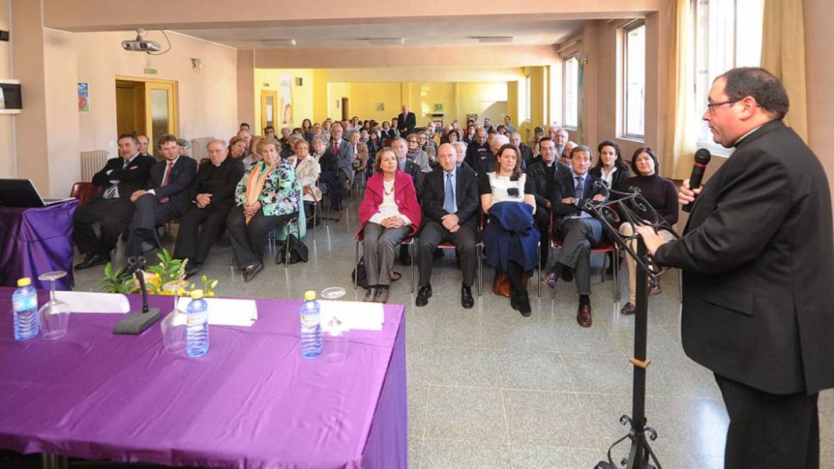 El alcalde de Burgos, Javier Lacalle, acudió al aniversario del centro.-ISRAEL L. MURILLO