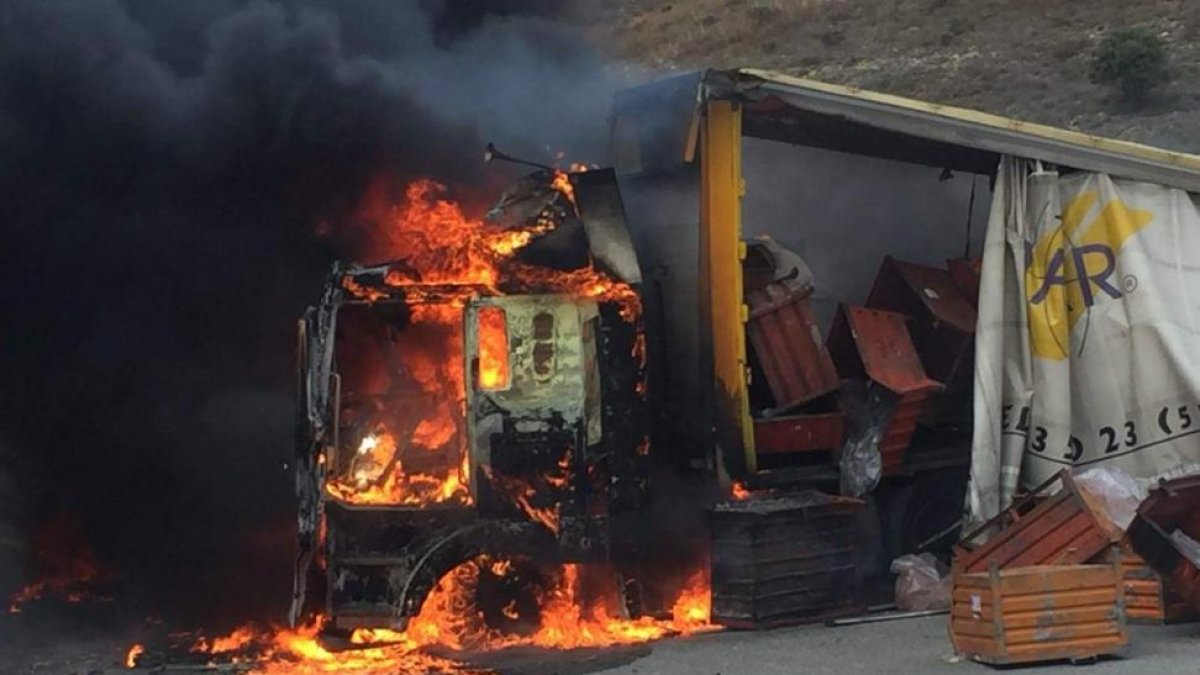 Uno de los camiones empezó a arder tras el choque.-@nomasmuertesN1