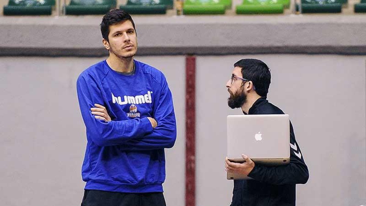 Huskic escucha las indicaciones del preparador físico,Daniel Hernández, ayer, en el Coliseum.-MARÍA GONZÁLEZ / SPB