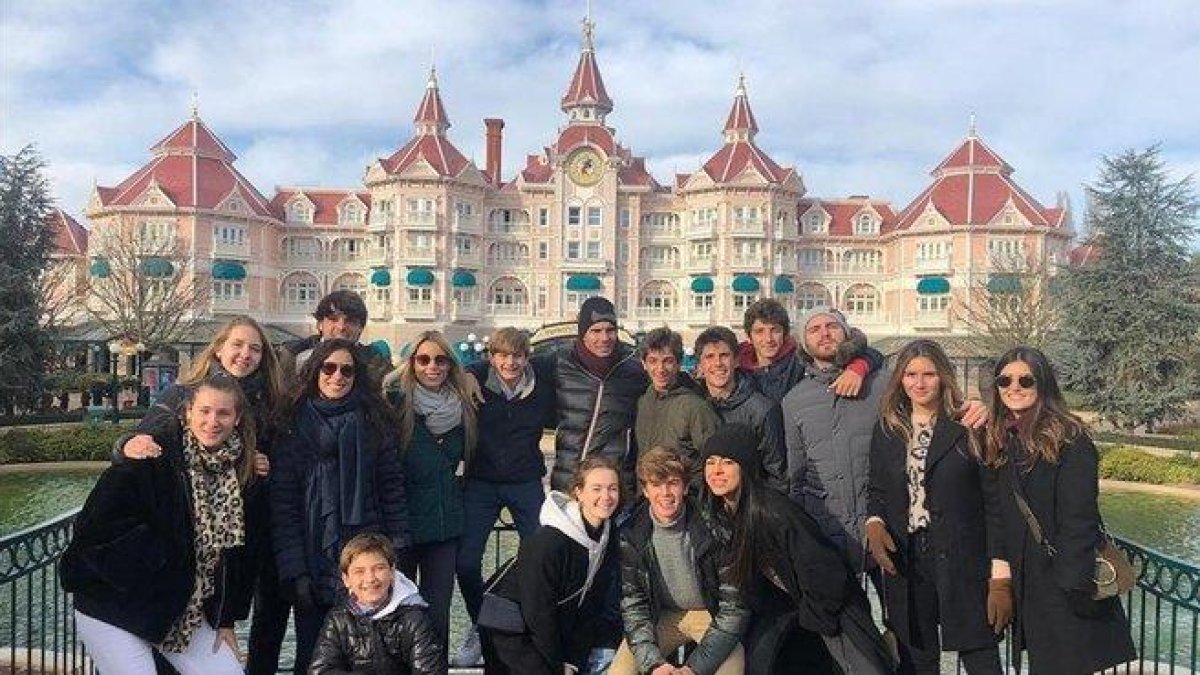 Rafa Nadal y su mujer, Mery Perelló, posan con su familia en el emblemático castillo de la ’Bella Durmiente’.-INSTAGRAM