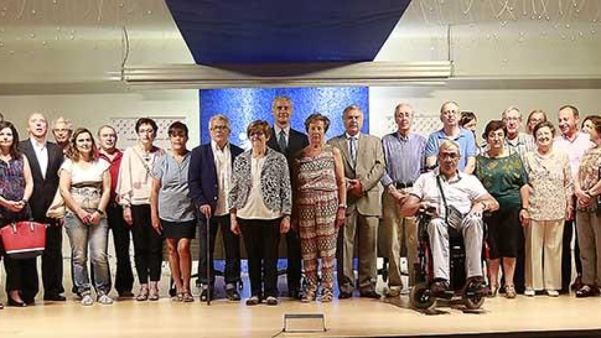 Los representantes de los proyectos beneficiarios posaron ayer para la clásica foto de familia en el salón de actos de la Fundación Cajacírculo, situado en la plaza de España.-RAÚL G. OCHOA