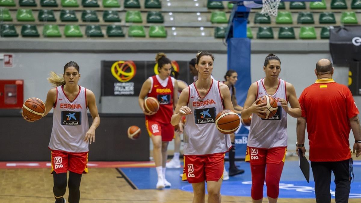 Un momento del entrenamiento de ayer de la selección española en el Coliseum.-SANTI OTERO