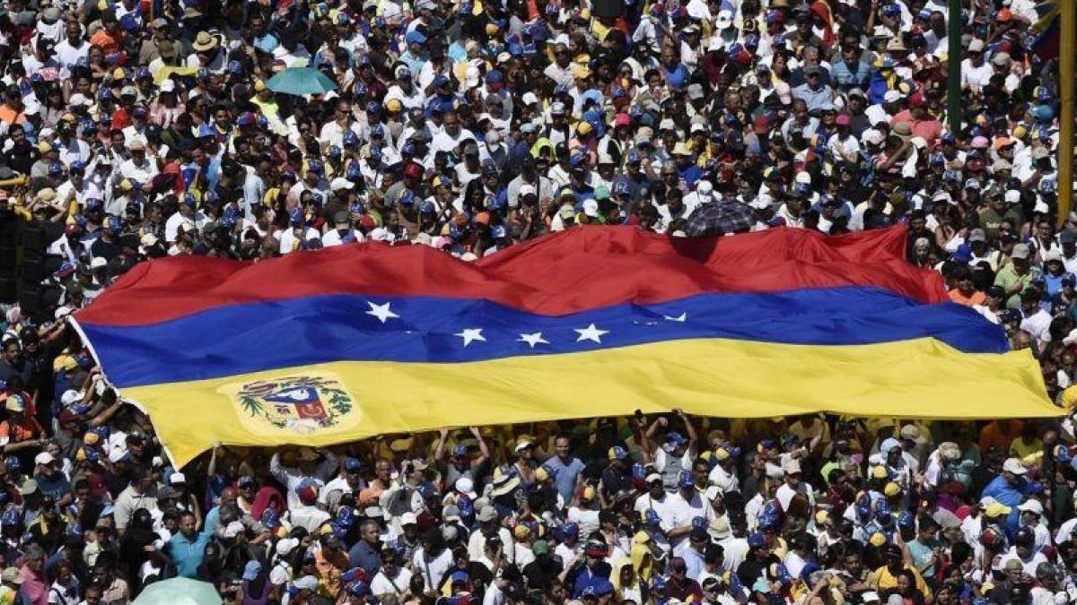 Imagen de la manifestación de los partidarios de Guaidó, la mayoría vestidos de blanco en Caracas.-AFP / FEDERICO PARRA