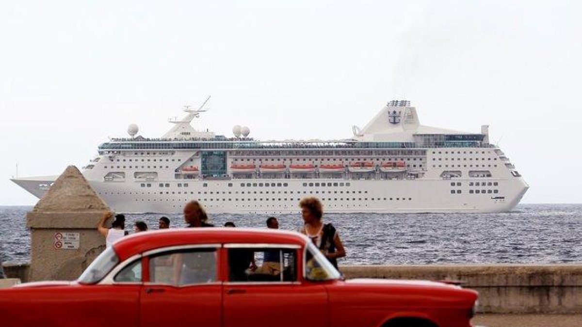 Un crucero con turistas que pasan frente al Malecon en La Habana, Cuba.-EFE