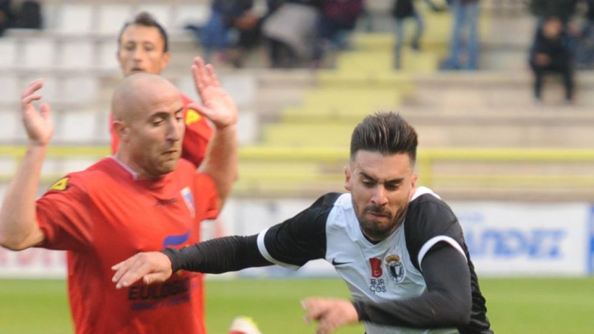 Adrián se deshace de un contrario en el choque ante el Compostela.-ISRAEL L. MURILLO