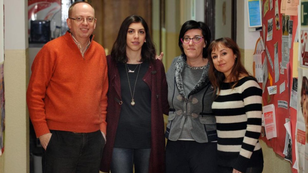 JuanJosé Ángel e Idoia Larrea, segunda por la derecha, flanqueada por las voluntarias italianas Sonia y Valentina.-RAÚL G. OCHOA