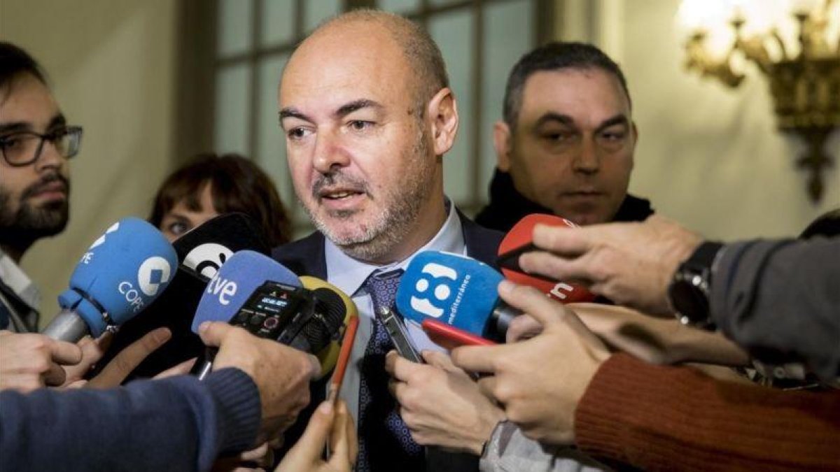 El portavoz del PP en el Ayuntamiento de Valencia, Eusebio Monzó, durante el pleno este jueves.-MIGUEL LORENZO