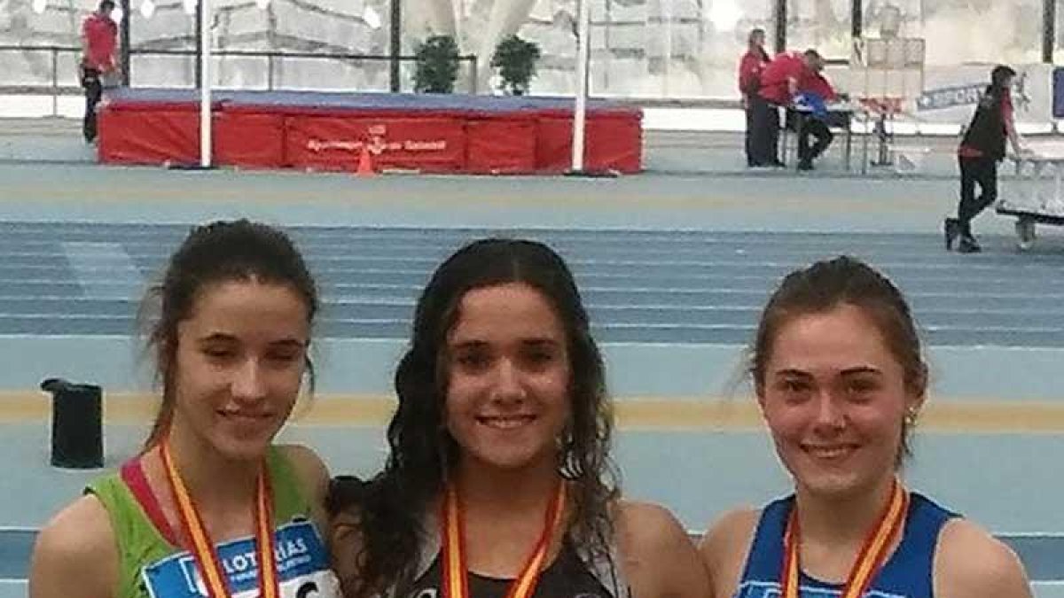 Laura Casares (Image FDR), en el centro, con su medalla de oro-ECB