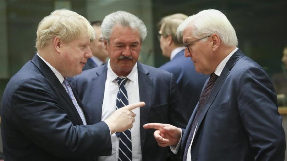 Johnson (izquierda) conversa con Steinmeier (derecha) en presencia del luxemburgués Asselborn, al inicio de la reunión del Consejo de Asuntos Exteriores de la UE, este lunes, en Bruselas.-EFE / OLIVIER HOSLET