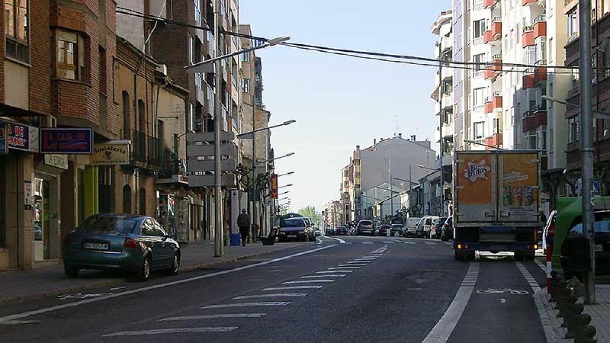 Resulta muy habitual observar los carriles bici de Aranda de Duero ocupados por vehículos.-L. V.