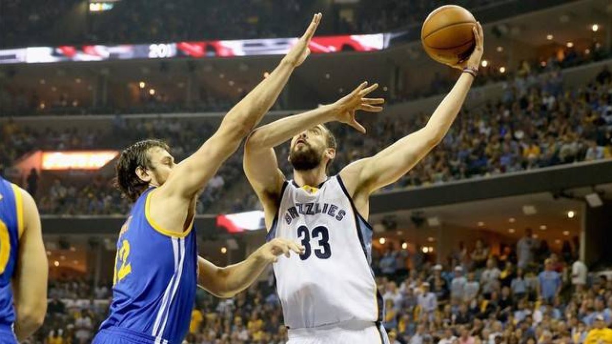 Marc Gasol lanza un gancho ante Andrew Bogut.-Foto: AFP / ANDY LYONS