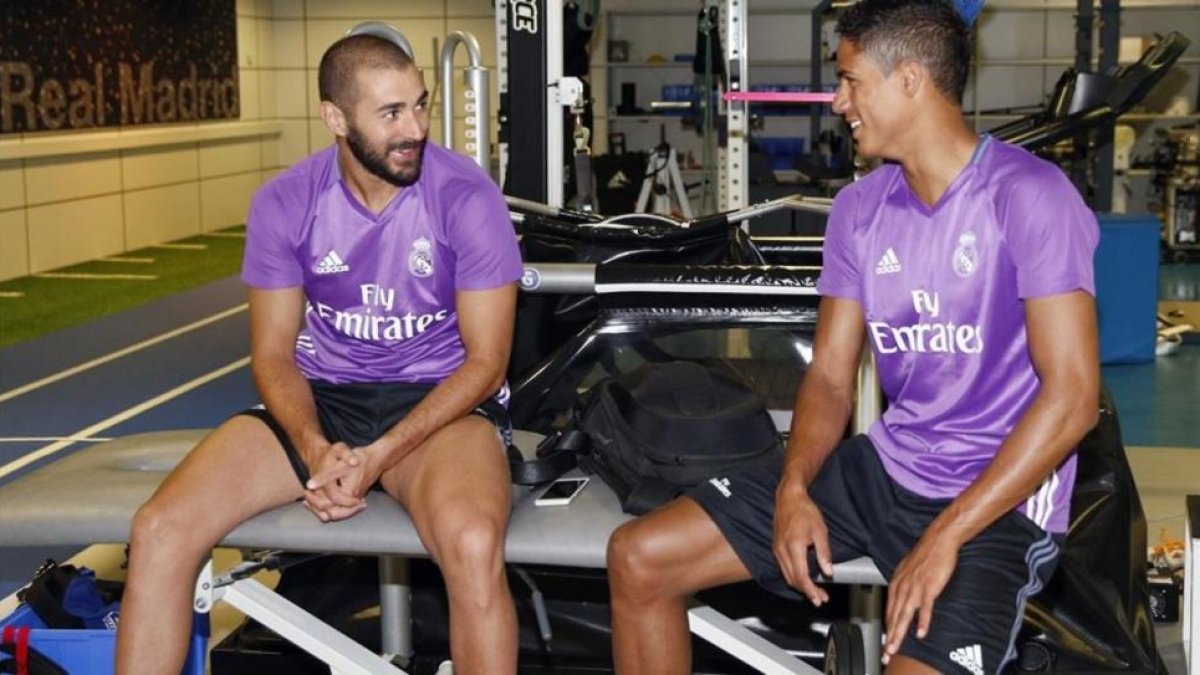 Benzema y Varane, en el reconocimiento médico de este sábado en Madrid.-EFE