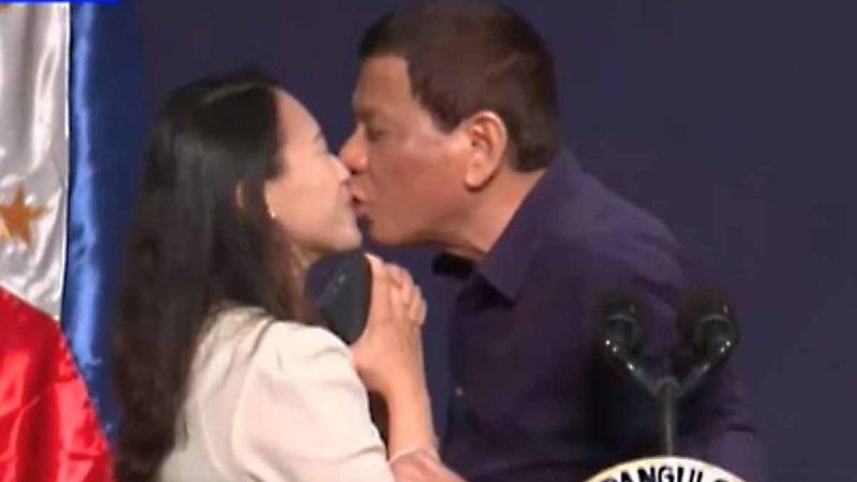 El beso forzado de Duterte a una mujer durante un acto desata una ola de críticas por misoginia.-YOUTUBE