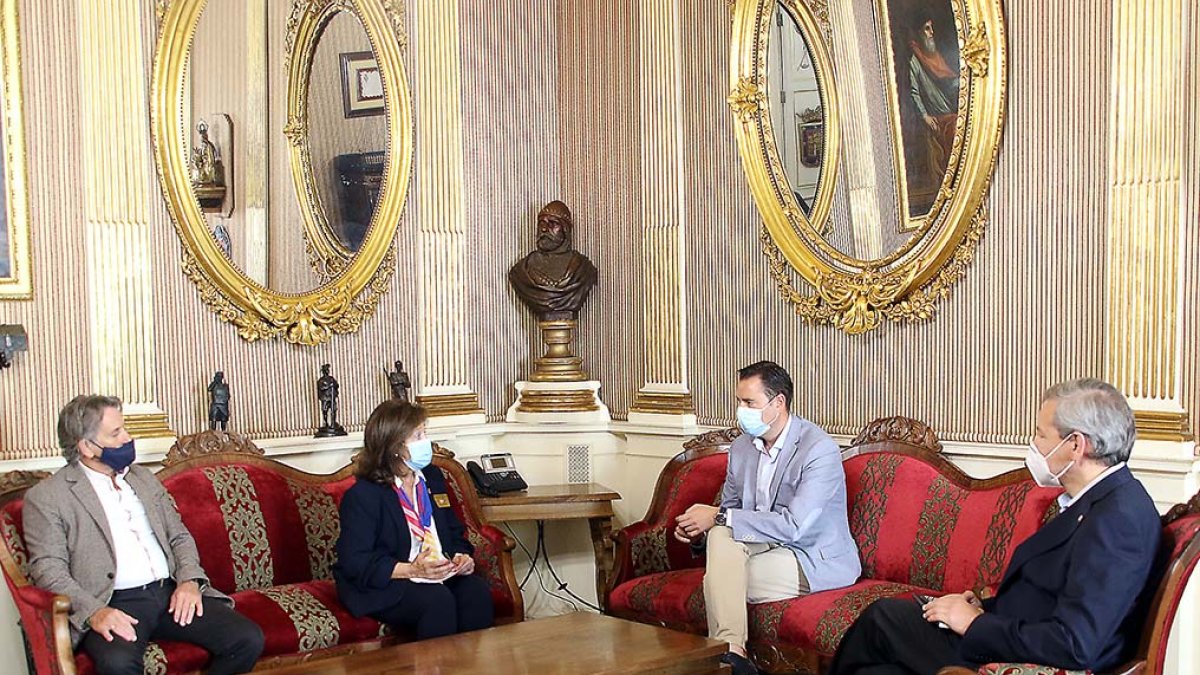 Miembros de la nueva junta dorectiva del Rotary Club y la gobernadora del distrito 2201 de la entidad se reunieron ayer con el alcalde. ECB