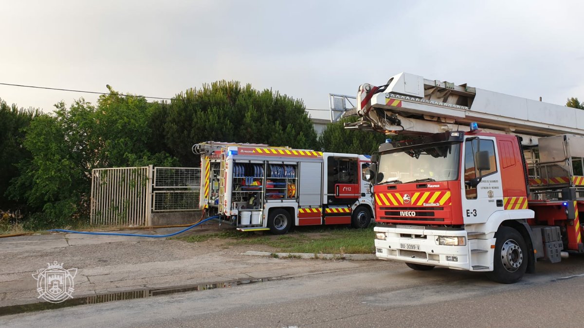 Intervencion de los bomberos de Burgos en una nave de la calle Fernando Dancausa. / BOMBEROS DE BURGOS