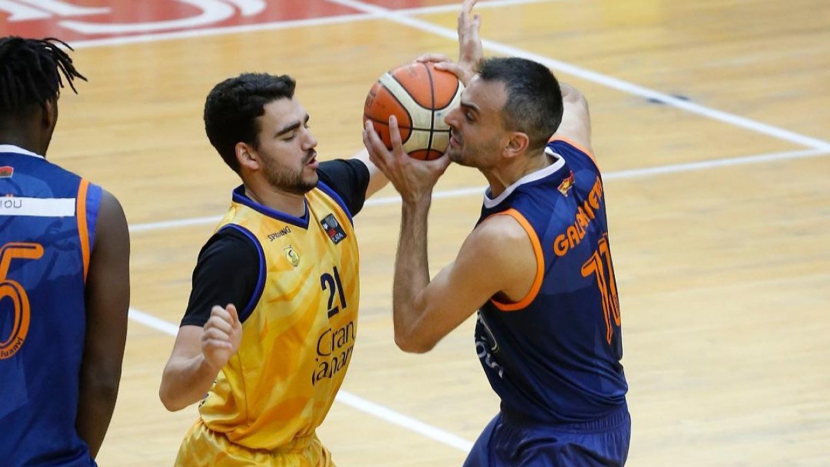 Ruiz de Galarreta mantiene la posesión de la pelota. SANTI OTERO