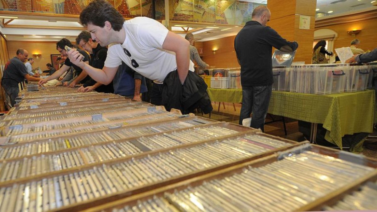 Los visitantes investigan las cajas en busca de sus CD's favoritos.-ISRAEL L. MURILLO